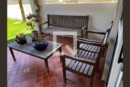 Casa de condomínio à venda com 330m², 3 quartos e 4 vagas Casa de condomínio à venda com 330m², 3 quartos e 4 vagasVaranda