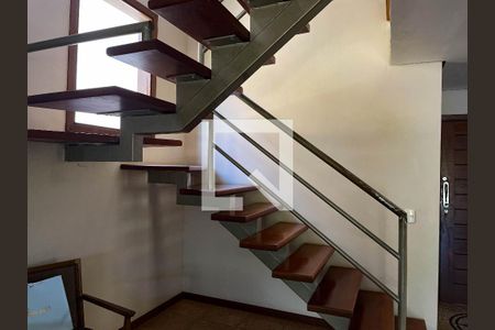 Casa de condomínio à venda com 330m², 3 quartos e 4 vagas Casa de condomínio à venda com 330m², 3 quartos e 4 vagasEscada