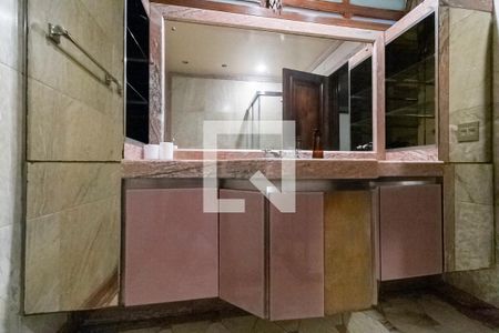 Casa à venda com 2342m², 4 quartos e 9 vagasBanheiro da suíte 3