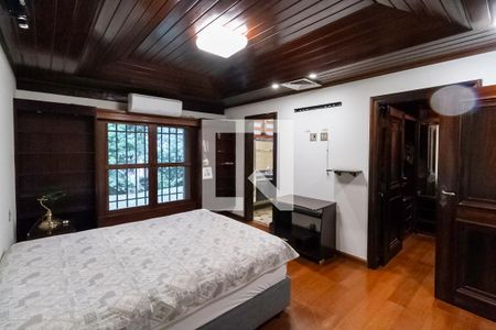 Casa à venda com 2342m², 4 quartos e 9 vagasSuíte 1