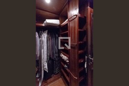 Casa à venda com 2342m², 4 quartos e 9 vagasCloset da suíte 2