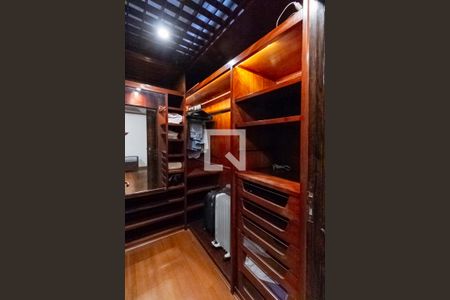 Casa à venda com 2342m², 4 quartos e 9 vagasCloset da suíte 1