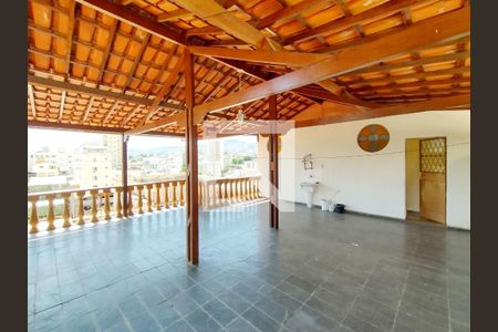 Casa à venda com 352m², 3 quartos e 1 vaga Casa à venda com 352m², 3 quartos e 1 vagaVaranda