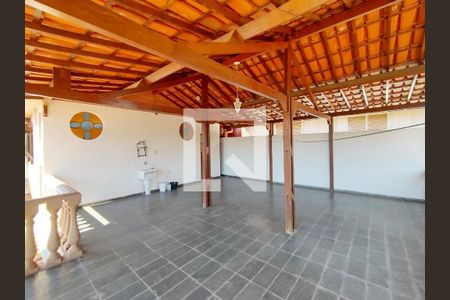 Casa à venda com 352m², 3 quartos e 1 vaga Casa à venda com 352m², 3 quartos e 1 vagaVaranda