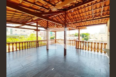 Casa à venda com 352m², 3 quartos e 1 vaga Casa à venda com 352m², 3 quartos e 1 vagaVaranda