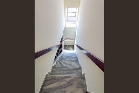 Casa à venda com 352m², 3 quartos e 1 vaga Casa à venda com 352m², 3 quartos e 1 vagaEscada