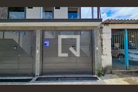 Casa à venda com 150m², 3 quartos e 2 vagas Casa à venda com 150m², 3 quartos e 2 vagasFachada