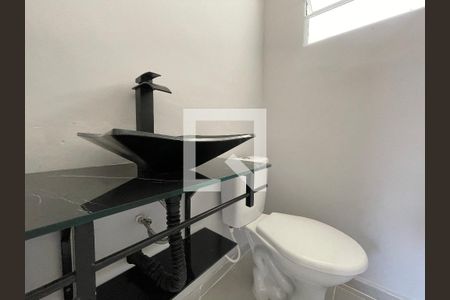 Lavabo de casa de condomínio para alugar com 2 quartos, 55m² em Chácara Ondas Verdes, Cotia