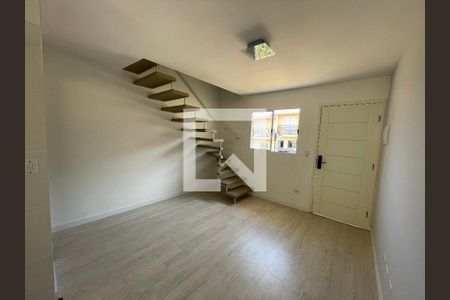 Sala de casa de condomínio para alugar com 2 quartos, 55m² em Chácara Ondas Verdes, Cotia