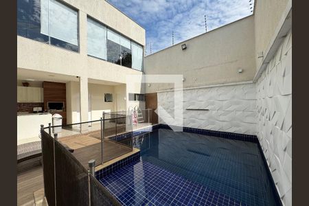 Casa de condomínio à venda com 380m², 4 quartos e 2 vagas Casa de condomínio à venda com 380m², 4 quartos e 2 vagasÁrea externa