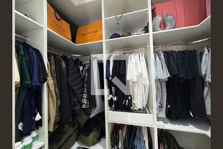 Casa de condomínio à venda com 380m², 4 quartos e 2 vagas Casa de condomínio à venda com 380m², 4 quartos e 2 vagasSuíte Master - Closet