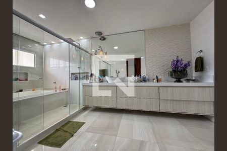 Casa de condomínio à venda com 380m², 4 quartos e 2 vagas Casa de condomínio à venda com 380m², 4 quartos e 2 vagasSuíte Master - Banheiro