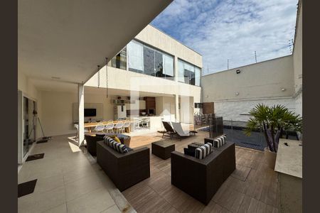 Casa de condomínio à venda com 380m², 4 quartos e 2 vagas Casa de condomínio à venda com 380m², 4 quartos e 2 vagasÁrea externa