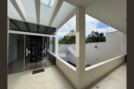 Casa de condomínio à venda com 380m², 4 quartos e 2 vagas Casa de condomínio à venda com 380m², 4 quartos e 2 vagasSuíte Master - Varanda