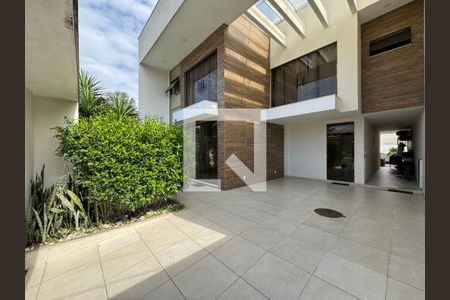 Casa de condomínio à venda com 380m², 4 quartos e 2 vagas Casa de condomínio à venda com 380m², 4 quartos e 2 vagasÁrea externa