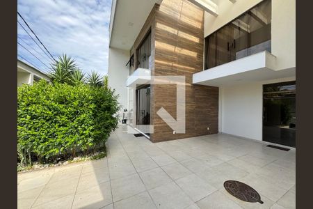 Casa de condomínio à venda com 380m², 4 quartos e 2 vagas Casa de condomínio à venda com 380m², 4 quartos e 2 vagasÁrea externa