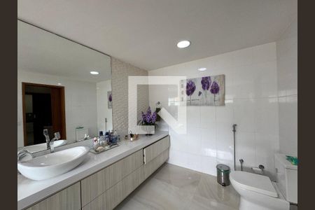 Casa de condomínio à venda com 380m², 4 quartos e 2 vagas Casa de condomínio à venda com 380m², 4 quartos e 2 vagasSuíte Master - Banheiro