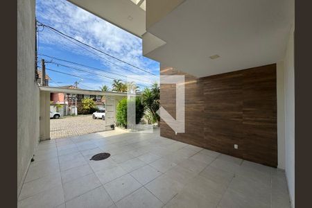 Casa de condomínio à venda com 380m², 4 quartos e 2 vagas Casa de condomínio à venda com 380m², 4 quartos e 2 vagasÁrea externa