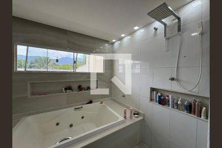 Casa de condomínio à venda com 380m², 4 quartos e 2 vagas Casa de condomínio à venda com 380m², 4 quartos e 2 vagasSuíte Master - Banheiro