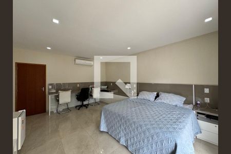 Casa de condomínio à venda com 380m², 4 quartos e 2 vagas Casa de condomínio à venda com 380m², 4 quartos e 2 vagasSuíte Master