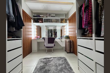 Casa de condomínio à venda com 380m², 4 quartos e 2 vagas Casa de condomínio à venda com 380m², 4 quartos e 2 vagasSuíte Master - Closet