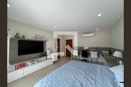 Casa de condomínio à venda com 380m², 4 quartos e 2 vagas Casa de condomínio à venda com 380m², 4 quartos e 2 vagasSuíte Master