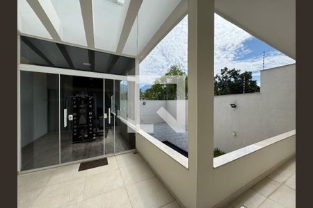 Casa de condomínio à venda com 380m², 4 quartos e 2 vagas Casa de condomínio à venda com 380m², 4 quartos e 2 vagasSuíte Master - Varanda