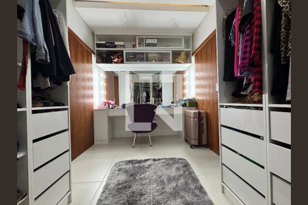 Casa de condomínio à venda com 380m², 4 quartos e 2 vagas Casa de condomínio à venda com 380m², 4 quartos e 2 vagasSuíte Master - Closet