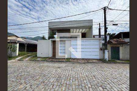 Casa de condomínio à venda com 380m², 4 quartos e 2 vagas Casa de condomínio à venda com 380m², 4 quartos e 2 vagasFachada