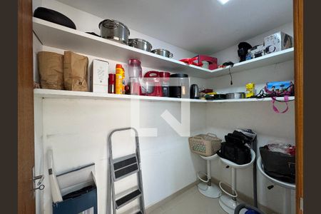 Casa de condomínio à venda com 380m², 4 quartos e 2 vagas Casa de condomínio à venda com 380m², 4 quartos e 2 vagasCozinha - Despensa