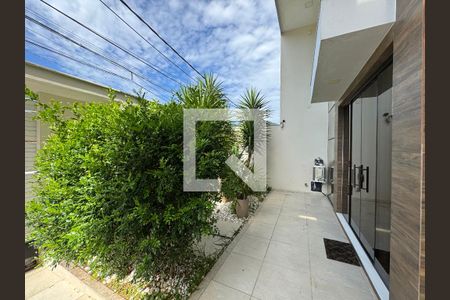 Casa de condomínio à venda com 380m², 4 quartos e 2 vagas Casa de condomínio à venda com 380m², 4 quartos e 2 vagasÁrea externa