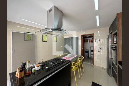 Casa de condomínio à venda com 380m², 4 quartos e 2 vagas Casa de condomínio à venda com 380m², 4 quartos e 2 vagasCozinha