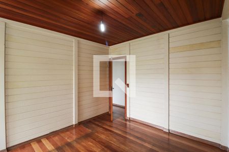 Casa à venda com 330m², 2 quartos e 6 vagasSuíte