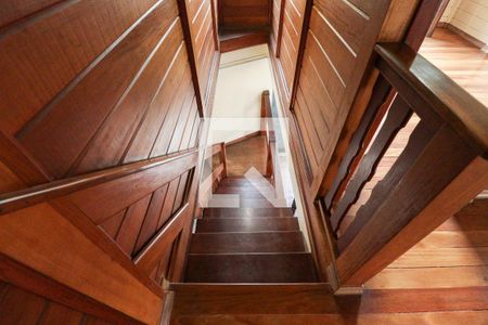 Casa à venda com 330m², 2 quartos e 6 vagasEscada