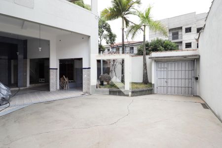 Casa à venda com 330m², 2 quartos e 6 vagasGaragem