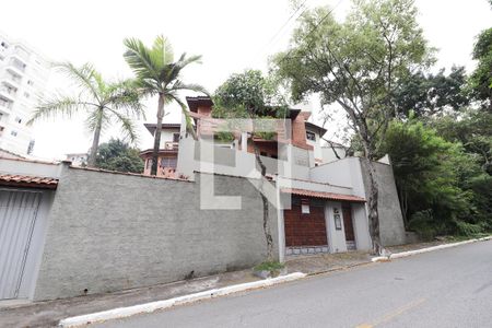 Casa à venda com 330m², 2 quartos e 6 vagasFachada