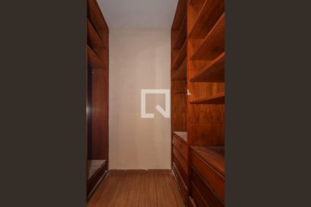 Casa para alugar com 750m², 4 quartos e 6 vagas Casa para alugar com 750m², 4 quartos e 6 vagasCloset da Suíte 3