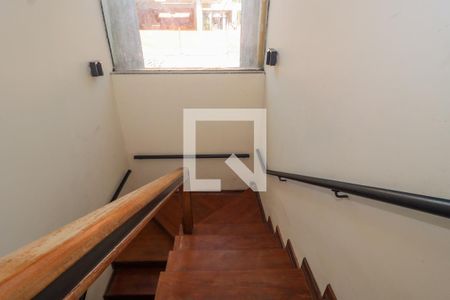 Casa para alugar com 750m², 4 quartos e 6 vagas Casa para alugar com 750m², 4 quartos e 6 vagasEscada