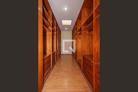 Casa para alugar com 750m², 4 quartos e 6 vagas Casa para alugar com 750m², 4 quartos e 6 vagasCloset da Suite 1