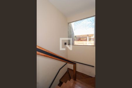 Casa para alugar com 750m², 4 quartos e 6 vagas Casa para alugar com 750m², 4 quartos e 6 vagasEscada