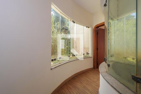 Casa para alugar com 750m², 4 quartos e 6 vagas Casa para alugar com 750m², 4 quartos e 6 vagasCorredor