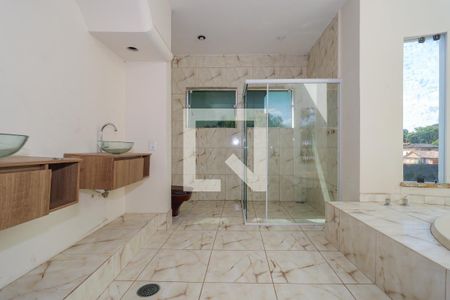 Casa para alugar com 750m², 4 quartos e 6 vagas Casa para alugar com 750m², 4 quartos e 6 vagasBanheiro da Suite 1