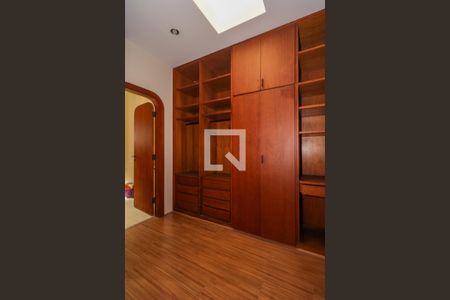 Casa para alugar com 750m², 4 quartos e 6 vagas Casa para alugar com 750m², 4 quartos e 6 vagasCloset da Suíte 3