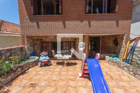 Casa à venda com 249m², 4 quartos e 3 vagas Casa à venda com 249m², 4 quartos e 3 vagasVaranda