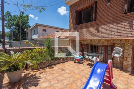 Casa à venda com 249m², 4 quartos e 3 vagas Casa à venda com 249m², 4 quartos e 3 vagasVaranda