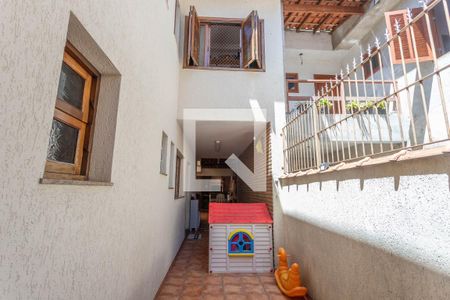 Casa à venda com 249m², 4 quartos e 3 vagas Casa à venda com 249m², 4 quartos e 3 vagasCorredor externo