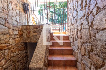 Casa à venda com 249m², 4 quartos e 3 vagas Casa à venda com 249m², 4 quartos e 3 vagasEscada para varanda