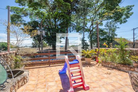 Casa à venda com 249m², 4 quartos e 3 vagas Casa à venda com 249m², 4 quartos e 3 vagasVaranda