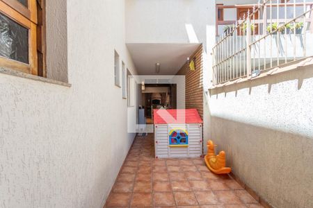 Casa à venda com 249m², 4 quartos e 3 vagas Casa à venda com 249m², 4 quartos e 3 vagasCorredor externo