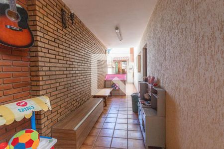 Casa à venda com 249m², 4 quartos e 3 vagas Casa à venda com 249m², 4 quartos e 3 vagasCorredor externo